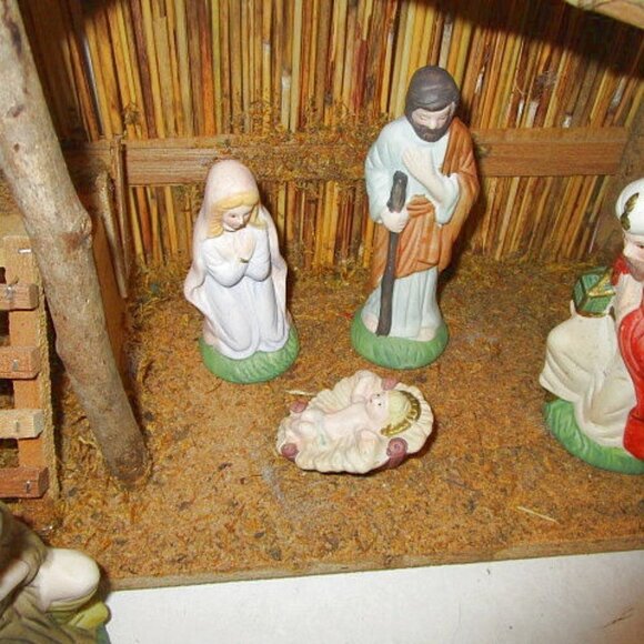 16” Wood CRECHE Stable NATIVITY SET With 9 PORCELAIN Figures JESUS Animals VTG - Picture 2 of 12
